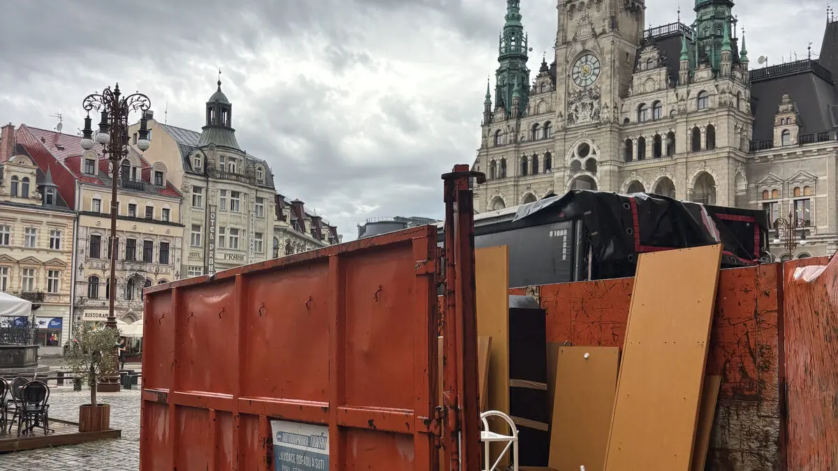 Vyklízení v Liberci — kontejner na náměstí Dr. E. Beneše u radnice